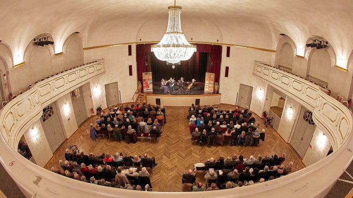 Abschlusskonzert in Bad Tölz: Das Tölzer Kurhaus ist nun Spielstätte eines neuen bedeutenden Streicher-Wettbewerbs.