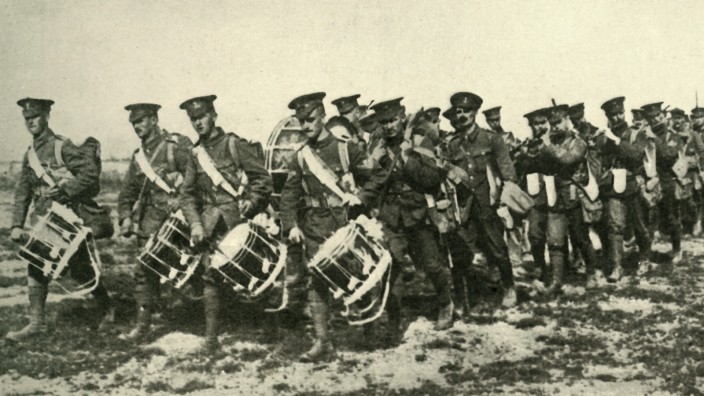 Lärm in der Kriegsführung: Britische Soldaten im Jahr 1916 während des Ersten Weltkriegs.