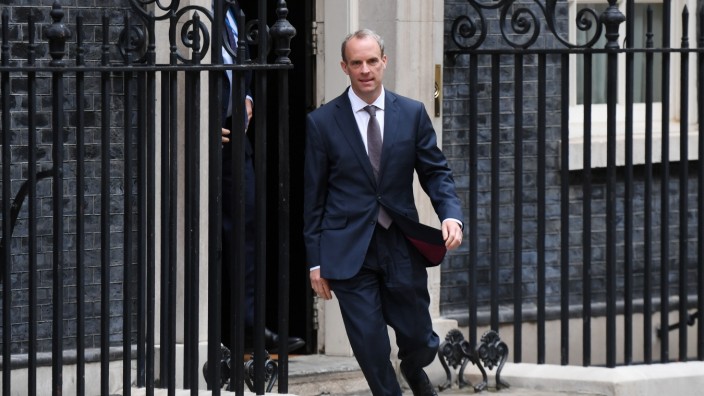 Großbritannien: Abtritt: Der britische Vize-Premierminister Dominic Raab verlässt den Regierungssitz.