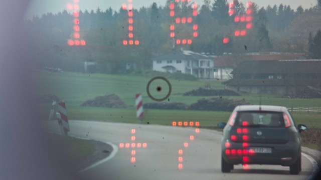 Blitzmarathon im Landkreis Ebersberg: So sieht der Blick durch eine Laserpistole aus, mit der die Polizisten die Geschwindigkeit der Fahrzeuge messen.