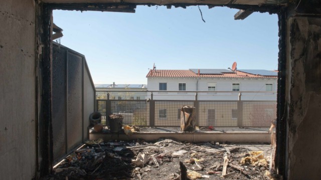 Hausbrand in Poing: Noch vor kurzem war das Reihenmittelhaus ein gemütliches Zuhause, jetzt ist es unbewohnbar.