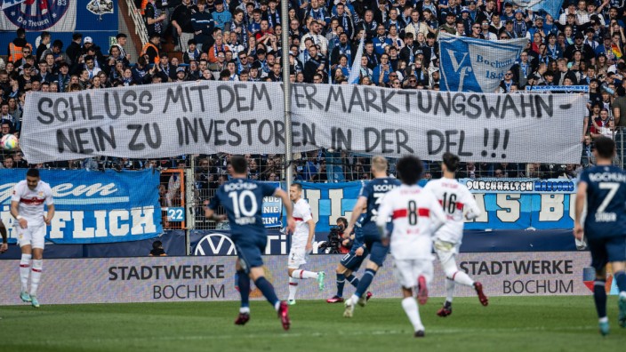 Investorensuche der Bundesliga: Raffgier vs. echte Liebe? Viele Fans - hier beim Spiel des VfL Bochum gegen den VfB Stuttgart - lehnen die Veräußerung von Anteilen strikt ab.
