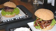 Internationales Restaurant Altstadt "Cosmogrill": Burger im Cosmogrill: Sehr groß, aber auch sehr teuer.