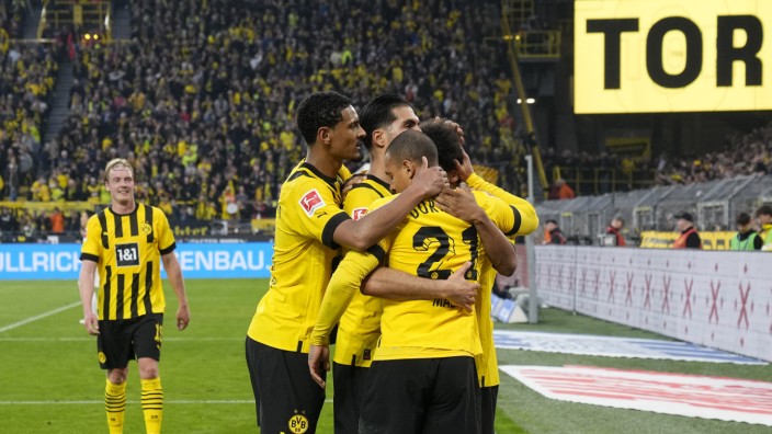 Bundesliga: Schwarz-gelber Jubel: Donyell Malen wird von seinen Kollegen nach dem Treffer zum 4:0 gefeiert.