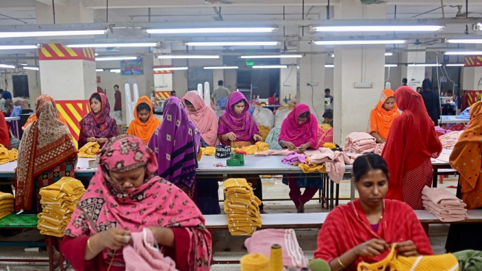 Menschenrechte: Näherinnen in einer Textilfabrik in Bangladesch: Menschenrechtler kritisieren die schlechten Arbeitsbedingungen.