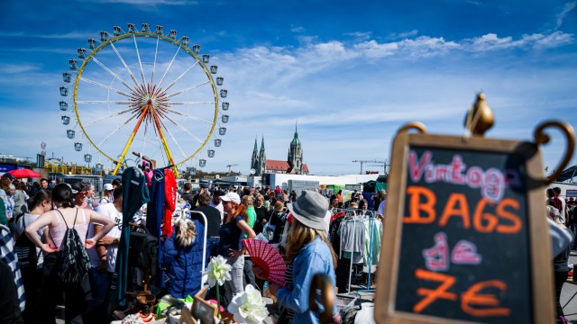Flohmarkt in München: Gleich neben dem Flohmarkt dreht sich das Riesenrad auf dem Frühlingsfest.
