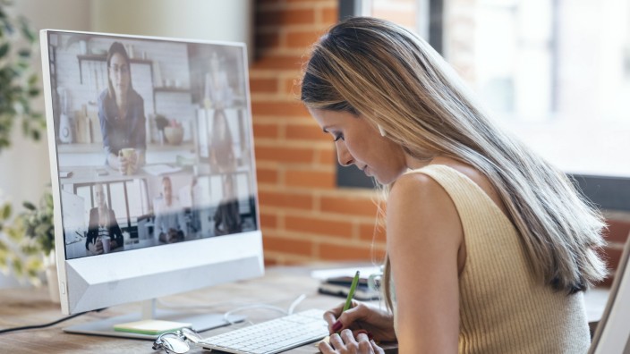 Netzkolumne: Wer im Home-Office den Kontakt zu Kollegen vermisst, kann sich in virtuelle Coworking-Arbeitsgruppen einbuchen, das soll sogar die Produktivität steigern.