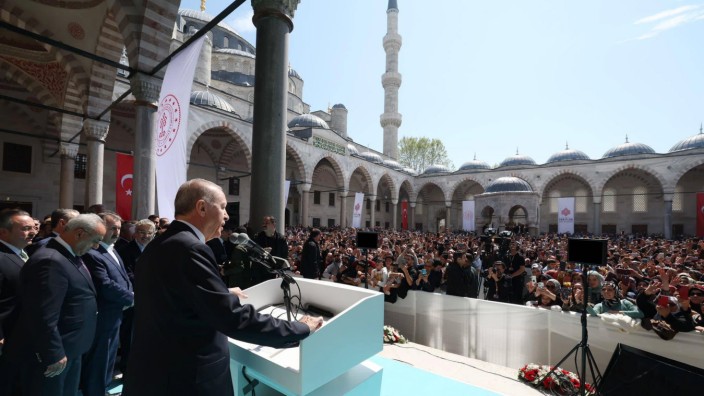 Wahlkampf: Der türkische Präsident Recep Tayyip Erdoğan hält auf dem Hof der Blauen Moschee in Istanbul eine Wahlkampfrede.