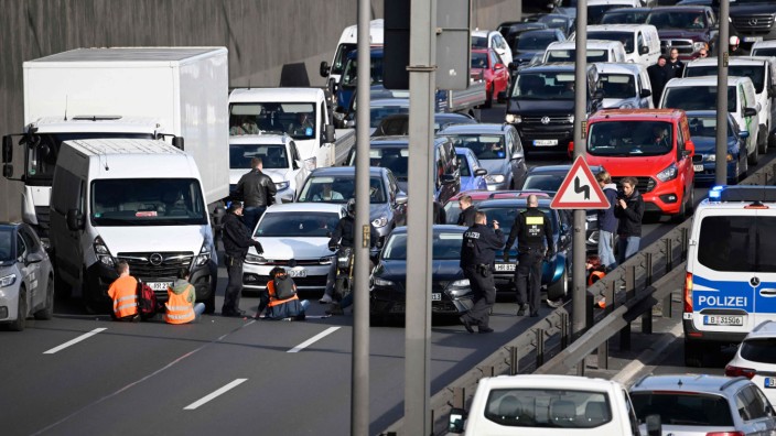 Klimaproteste: Die "Letzte Generation" blockiert die Stadtautobahn A 100 in Berlin.