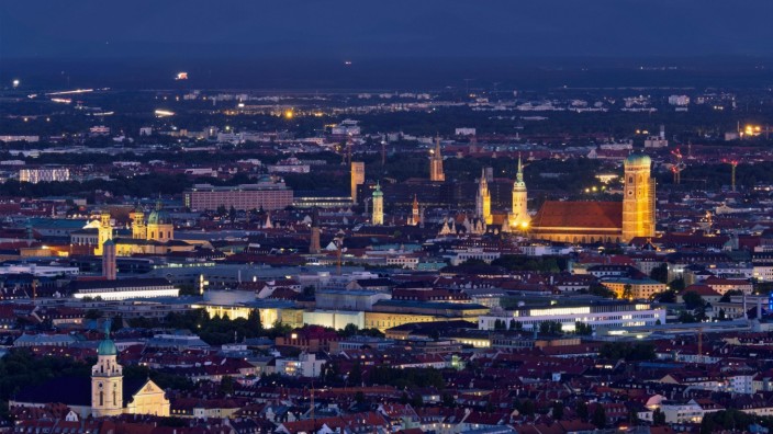 Energie: München, vom Olympiaturm aus gesehen: Die Stadt leuchtet - muss das sein?