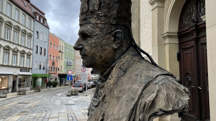 Gerichtsprozess: Zu Ehren seines Ehrenbürgers Papst Benedikt hatte die Stadt Traunstein diese Büste vor der Pfarrkirche St. Oswald aufgestellt.