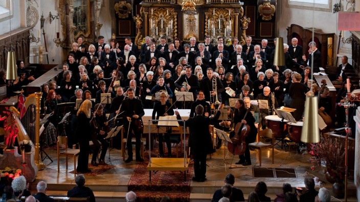 Vor ausverkauftem Haus: Gleich drei Chöre, Solisten und Orchester gestalten das Konzert des "Singkreises Forstern" in der Anzinger Pfarrkirche.