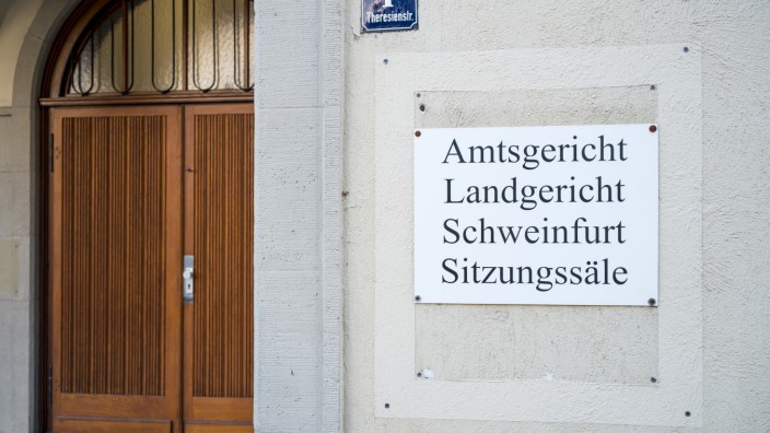 Prozess in Schweinfurt: Ein Orthopäde ist in Schweinfurt wegen sexuellen Missbrauchs zu zwei Jahren Haft auf Bewährung verurteilt worden.