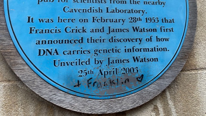 Wissenschaftsgeschichte: Am Eagle-Pub im britischen Cambridge erinnert eine Plakette an die Entdeckung der Doppelhelix-Struktur der DNA. Die übergangene Biochemikerin Rosalind Franklin hat zumindest jemand mit Edding ergänzt.