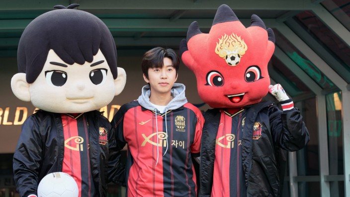 40 Jahre K-League in Südkorea: Ein Teenie-Idol im Fußballstadion: Lim Young-woong (Mitte) war der Star bei der Jubiläumsfeier der K-League in der Arena von Seoul. Lim Young-woong ist allerdings kein Kicker, sondern ein K-Pop-Sänger.