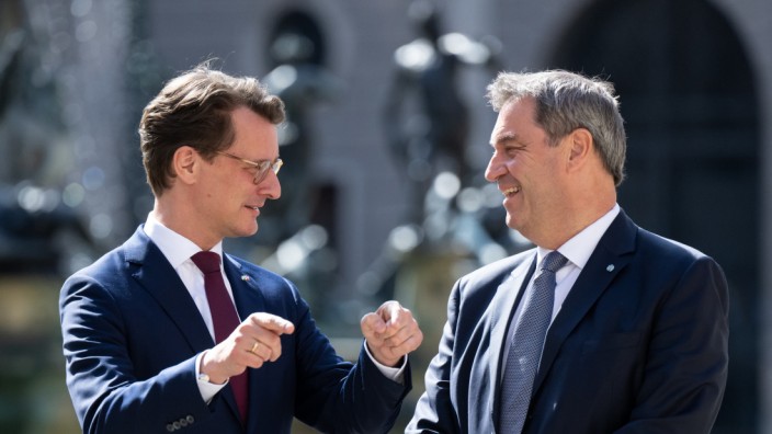 NRW-Chef in Bayern: Ministerpräsident Markus Söder (CSU, rechts) begrüßt seinen Amtskollegen aus Nordrhein-Westfalen, Hendrik Wüst (CDU), vor einer gemeinsamen Kabinettssitzung in München.