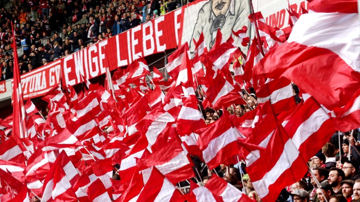 "Stadion-Revolution": Die Düsseldorfer Fans feuern ihre Mannschaft an. Der Verein plant kostenfreie Heimspiele.