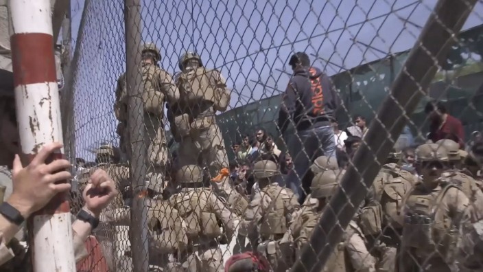 US-Truppenabzug aus Afghanistan: Dieses Bild stammt aus einem vom US-Verteidigungsministerium veröffentlichten Video und zeigt Marineinfanteristen vor dem Anschlag auf den Flughafen.