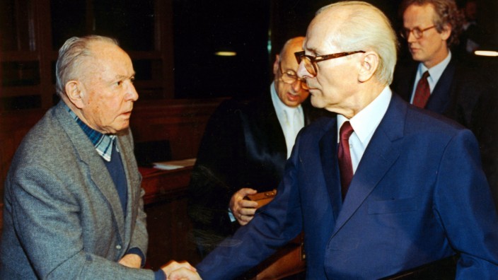 Kolumne: Vor Gericht: Der ehemalige DDR-Staatsratsvorsitzende Erich Honecker (re.), verabschiedet sich 1992 vom früheren Stasi-Chef Erich Mielke nach dem zweiten Tag des Honecker-Prozesses mit Händedruck.