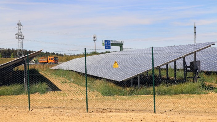 Energiewende: An der Lindauer Autobahn steht die Photovoltaikanlage im Landkreis Starnberg. Für den Bau bei Geisenbrunn war noch ein aufwendiges Genehmigungsverfahren nötig, mittlerweile geht das leichter.