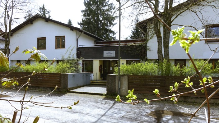Flugblattaktion: Das ehemalige Altenpflegeheim Dorothea an der Beowulfstraße 4 in Waldperlach steht seit einigen Jahren leer.