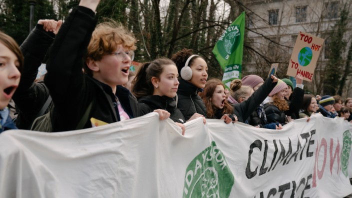 Demokratie: Viele Jugendliche engagieren sich politisch - wie etwa bei den Fridays-for-Future- Demonstrationen für Klimaschutz; wählen dürfen sie aber noch nicht.