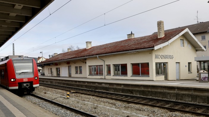 Moosburg Bahnhof: Seit die Stadt den Bahnhof vor drei Jahren gekauft hat, wird hin und her überlegt, ob das Gebäude neu gebaut oder doch lieber saniert werden soll.