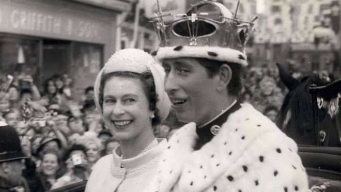 König Charles: Lange auf den Thron gewartet: Charles mit seiner Mutter Königin Elizabeth II. 1969 bei seiner Ernennung zum Prince of Wales.