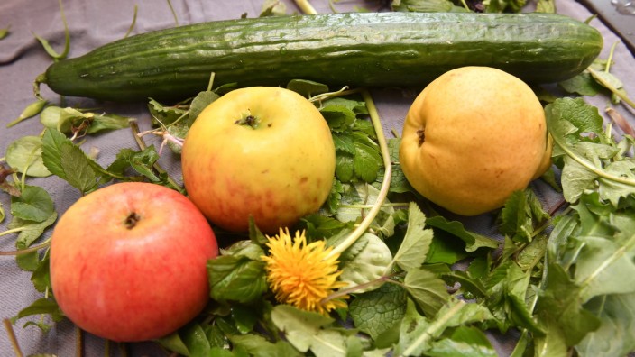 Essen und Trinken: Wildkräuter lassen sich gut mit frischem Obst und Gemüse kombinieren.