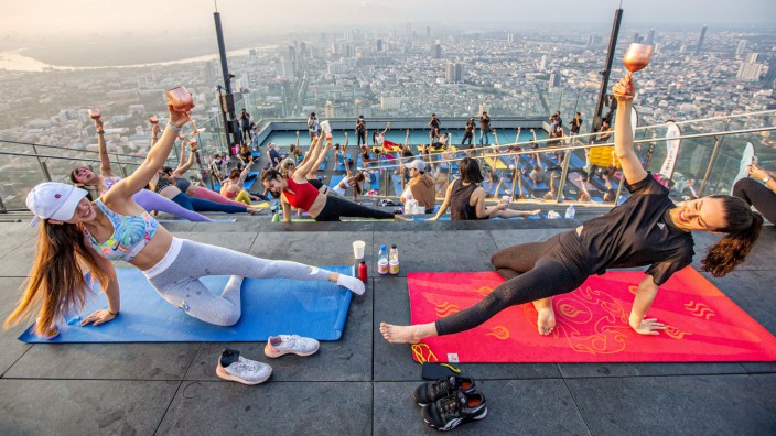Gesundheit: Yoga liegt seit vielen Jahren im Trend: Hier üben Enthusiasten auf einem Hochhaus-Dach in Bangkok.