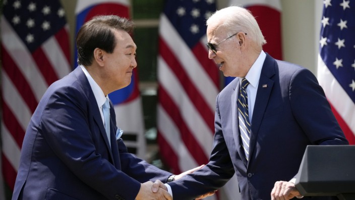 Nordkoreas Aufrüstung: Südkoreas Präsident Yoon Suk-yeol (li.) und sein US-Amtskollege Joe Biden betonen in Washington die Bereitschaft ihrer Länder, einander zu verteidigen.