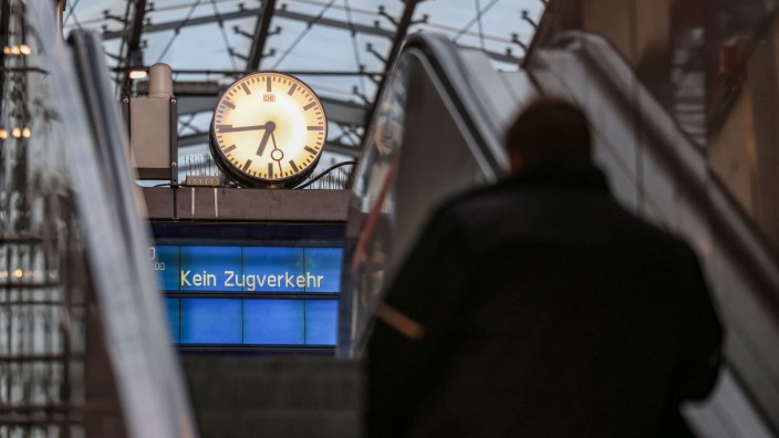 SZ am Morgen: Die Bahngewerkschaft EVG könne die Bahn lahmlegen, sagen die Verhandlungsführer. Auch "wochenlang".