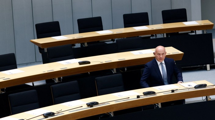 Bürgermeisterwahl in Berlin: Den Tag hat er sich anders vorgestellt: Kai Wegner (CDU) nimmt kurz nach seiner Vereidigung Platz auf dem Stuhl des Regierenden Bürgermeisters im Berliner Abgeordnetenhaus.