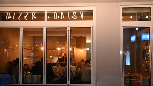 Dizzy Daisy: Außenansicht des Dizzy Daisy in der Thalkirchner Straße. Bei schönem Wetter können die Schaufenster aufgeschoben werden.