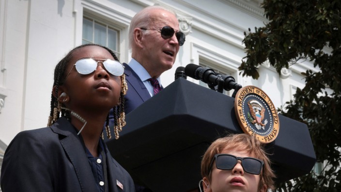 Leute: US-Präsident Joe Biden hält beim "Take Your Child to Work Day" ein Referat über Sonnenbrillen.