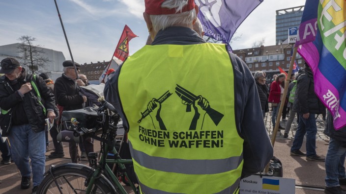 Friedensbewegung: Es wird noch demonstriert, wie beim diesjährigen Ostermarsch Hamburg. Doch nicht alle, die Frieden fordern, lehnen Waffenlieferungen ab.