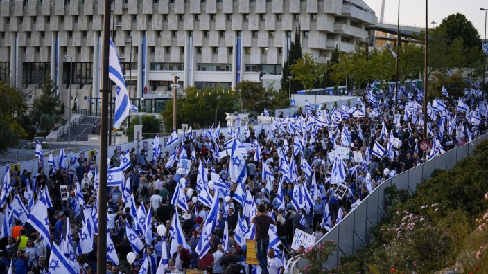 Israel: Sie sind "gekommen, um die Demokratie zu retten", wie einer von ihnen sagt: Rechtsgerichtete Demonstranten vor der Knesset.