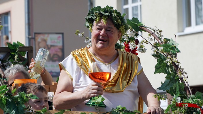 Aktuelles Lexikon: 22.04.2023, Brandenburg, Werder: Ein als Bacchus verkleideter Teilnehmer. Nach dreijähriger Pause wegen Corona findet das Fest wieder statt.