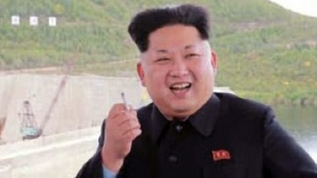 Nordkorea: Kim, der Kettenraucher: Der nordkoreanische Diktatur raucht gern und viel. Das Bild stammt aus dem Jahr 2014.