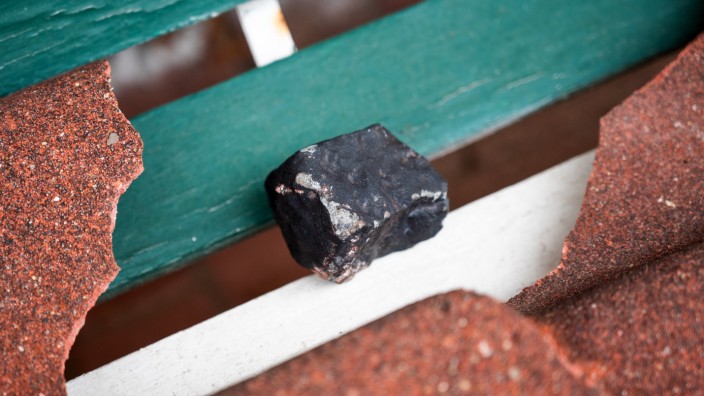 Elsmhorn: Da liegt er. Der kleine Meteorit hat in Elmshorn ein Hausdach durchschlagen.