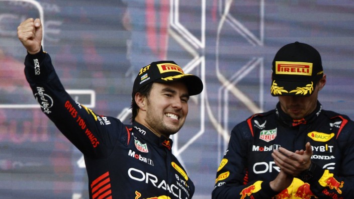 Formel 1: Sergio Perez (li.) jubelt, Red-Bull-Kollege Max Verstappen applaudiert höflich, dabei können sich die beiden nicht wirklich gut leiden.