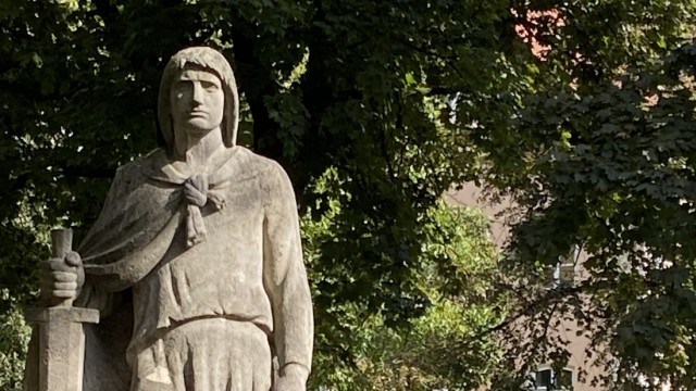 Erinnerungskultur: Das Monument in Wasserburg am Inn wurde im Juli 1933 eingeweiht und stellt den Heiligen Georg dar. Die Nazis deuteten den Heiligen wahlweise in die deutschnationalen Symbolfiguren "Roland" oder "Siegfried" um.