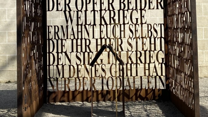 Erinnerungskultur: Der stählerne Textkubus in Traunstein ist eine Arbeit von 2018.