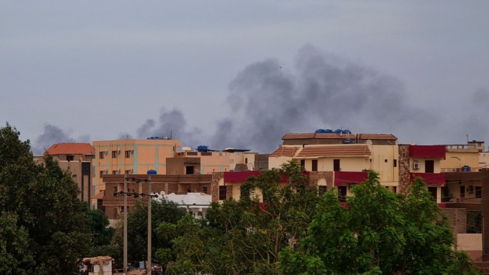Deutsche Botschaft in Khartum: Rauchschwaden über Karthum. Die Kämpfe gehen mittlerweile in die dritte Woche.