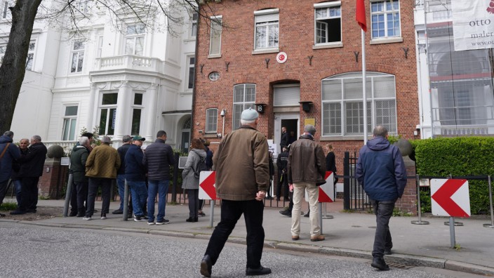 Wahlen in der Türkei: Die türkische Regierung buhlt geradezu um in Deutschland lebende Wähler: Das Generalkonsulat in Hamburg ist eines der Wahllokale.