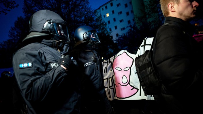 Tag der Arbeit: Einsatzkräfte der Polizei begleiten die linke Demonstration "Take back the night" in Berlin-Kreuzberg.