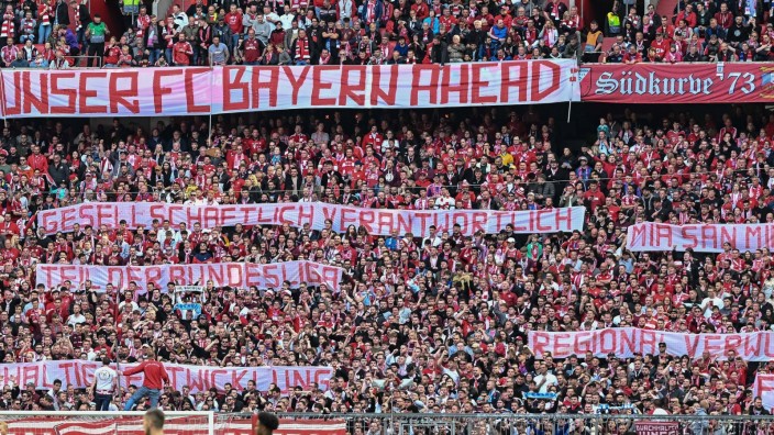 Unzufriedene Fans des FC Bayern: Subtile Botschaft: Vertreter der Südkurve veröffentlichen vor dem Spiel gegen Hertha BSC den Schriftzug: "Unser FC Bayern AHEAD".
