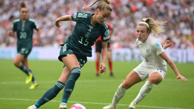 Football television rights: The 2022 European Championship final between England and Germany around Giulia Gwinn (middle) was watched by almost 18 million people in Germany.  It was the most-watched TV show of the year, despite the men's World Cup.