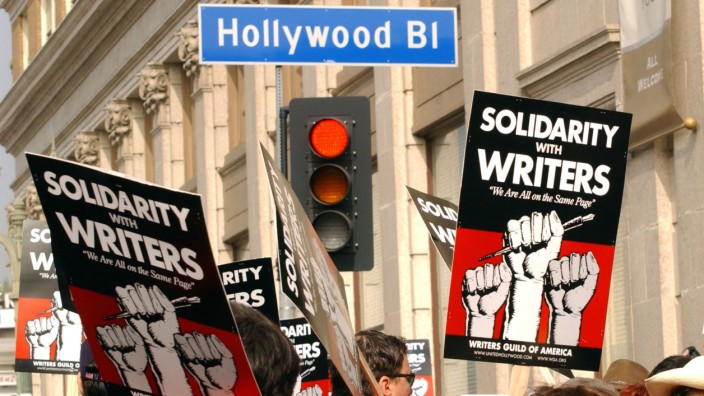 Los Angeles: Ein Streik der Hollywood-Autoren im Jahr 2007. Dieser führte nach Schätzungen des Milken Institute zu einem Verlust von 37 700 Arbeitsplätzen und kostete 2,1 Milliarden Dollar.