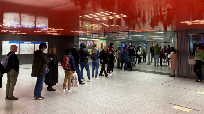 49-Euro-Ticket: Warten auf das Deutschlandticket: Eine lange Schlange bildet sich vor der Verkaufsstelle in der U-Bahn-Station am Münchner Marienplatz.